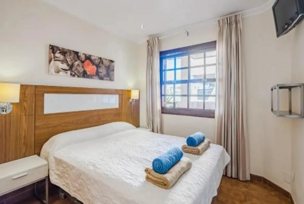 1-Bed Apt | Sea, Pool & Marina – 5
