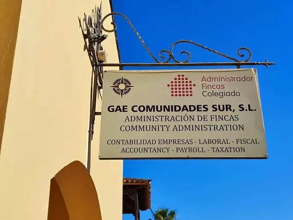 GAE Comunidades Sur S.L. community administration sign, property management company for Parque Albatros, Tenerife