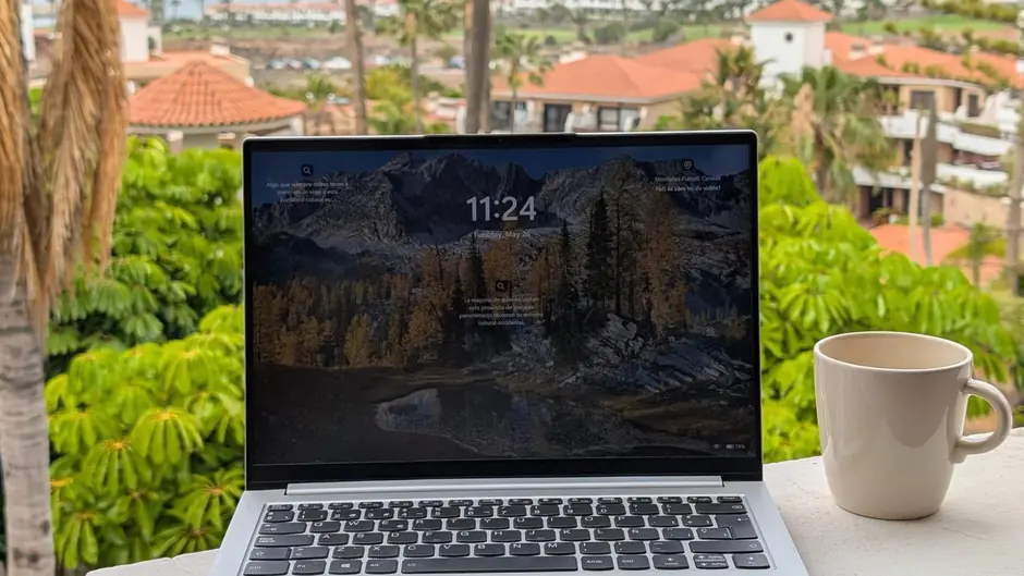 Práce na dálku v Park Albatros, Golf del Sur, Tenerife — notebook a káva na balkóně s výhledem na resort a oceán.