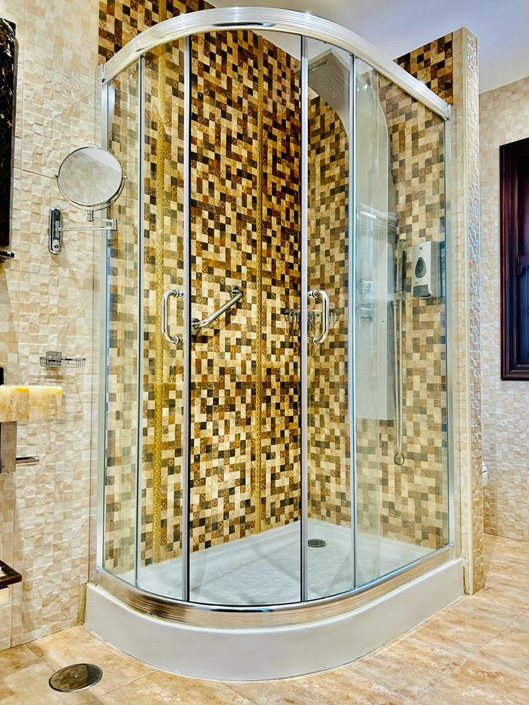 Bathroom with walk-in shower – 2-bedroom apartment Parque Albatros Tenerife