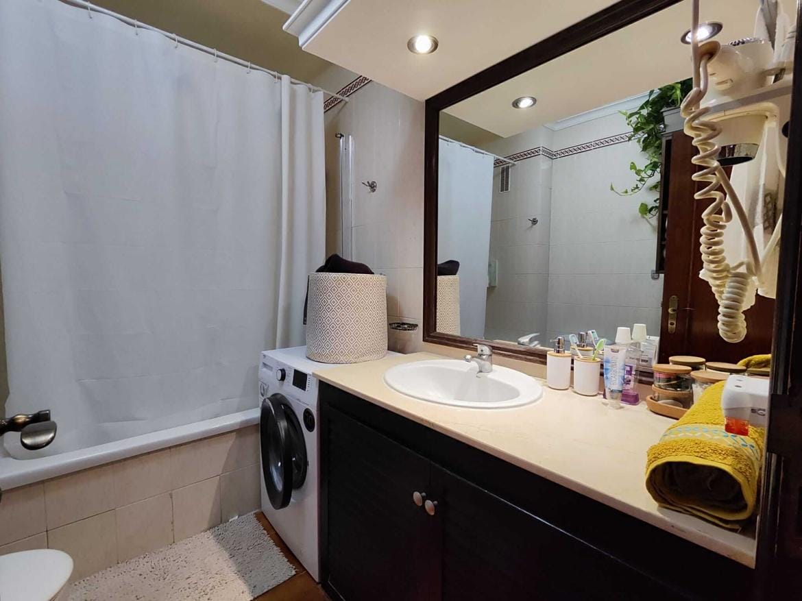 park-albatros-listing-04 Bathroom with mirror, sink, and toiletries