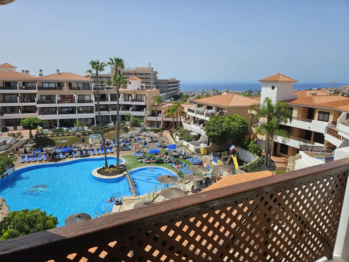 Balcony view with sea and pool – 1-bedroom apartment Parque Albatros Tenerife