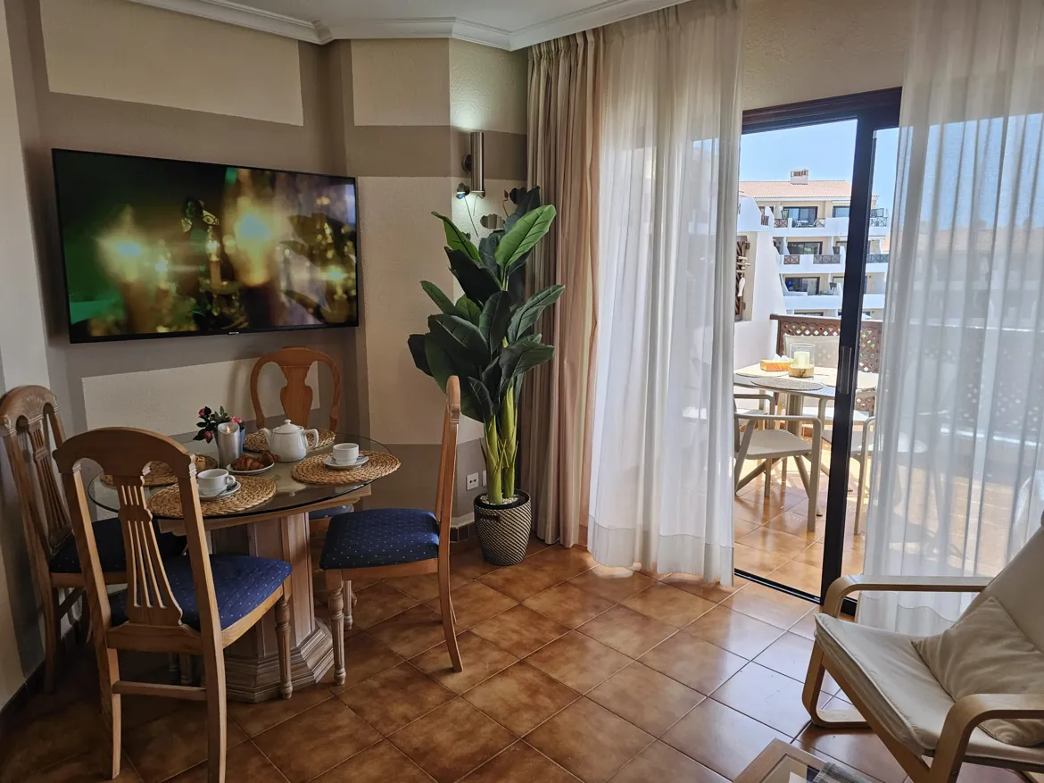 Dining area with balcony – 1-bedroom apartment Parque Albatros Tenerife
