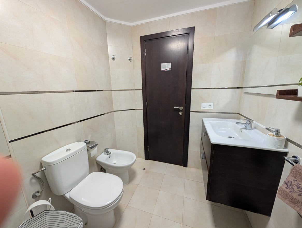 baño 2 optimized Modern bathroom with toilet, bidet, and sink